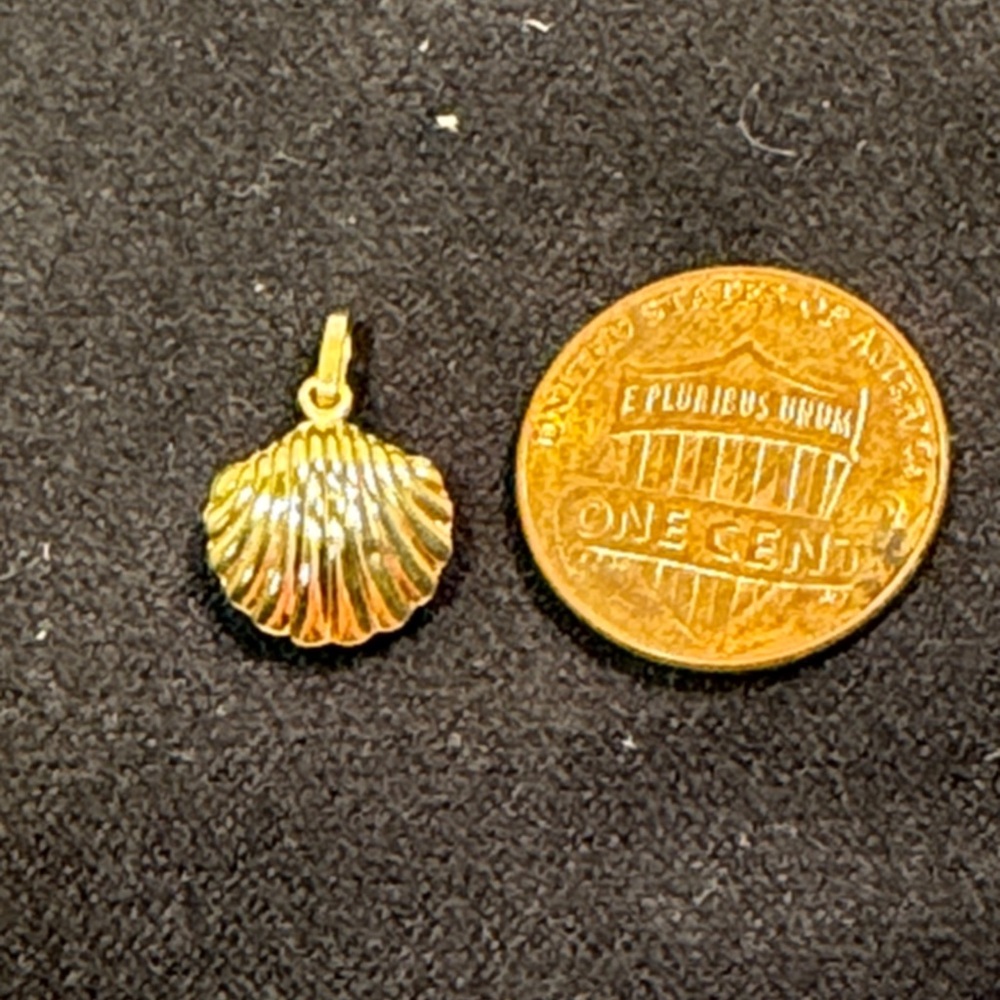 Gold Clam Shell Pendant/Charm - Picture 3 of 5